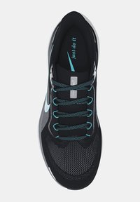 Schwarz-grauer Sportschuh mit einem Mesh-Obermaterial, türkisfarbenen Akzenten, flachen Schnürsenkeln und einer gepolsterten Sohle mit dem Aufdruck 'Just Do It' innen.