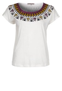 Biały bawełniany t-shirt z okrągłym dekoltem, z wielokolorowym geometrycznym wzorem na linii szyi w odcieniach purpury, żółci i czerni.