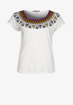 Weißes Baumwoll-T-Shirt mit Rundhalsausschnitt, das einen multicolor-geometrischen gemusterten Halsausschnitt mit lila-, gelb- und schwarzen Akzenten aufweist.