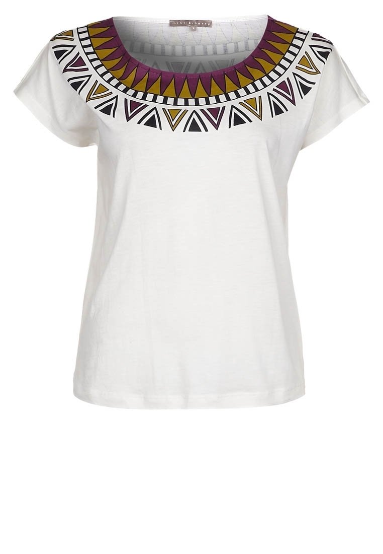 Biały bawełniany t-shirt z okrągłym dekoltem, z wielokolorowym geometrycznym wzorem na linii szyi w odcieniach purpury, żółci i czerni.