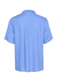 Haut bleu à manches courtes en tissu doux, doté d'une coupe décontractée et d'un détail de volant froncé le long de l'encolure.