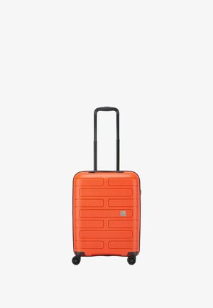 Oranje harde koffer met een gestructureerde oppervlakte, voorzien van een uitschuifbare zwarte handgreep en vier draaiwielen voor gemakkelijke mobiliteit.