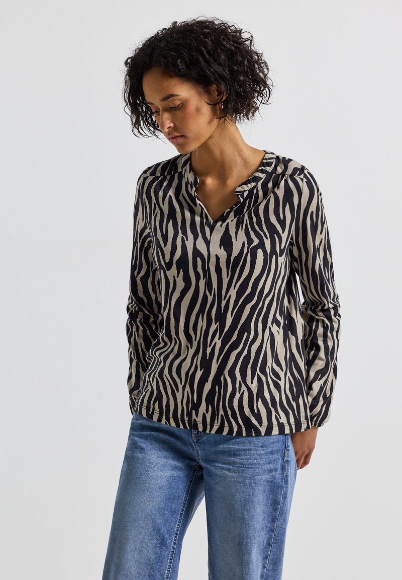 Langemouwen blouse met een zwart-beige zebraprint, v-hals en een relaxte pasvorm. Gemaakt van zachte stof met een gladde textuur.