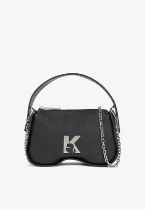 Borsa a tracolla in pelle nera dalla forma curva, con logo in metallo argentato a forma di "K" e tracolla a catena. Texture liscia e design minimalista.