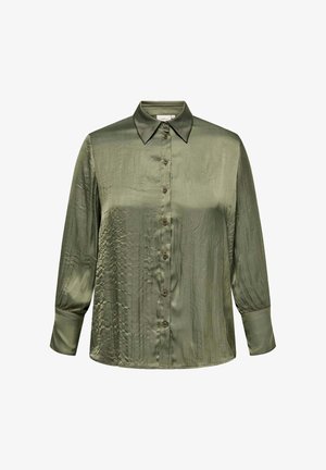 Camicia di raso verde oliva con colletto aperto, bottoni frontali e maniche lunghe a sbuffo. Il tessuto presenta un delicato motivo texturizzato.