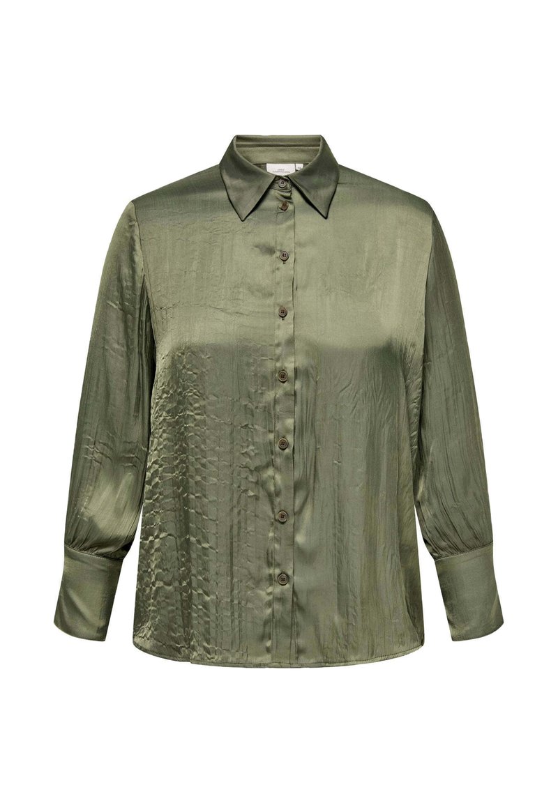 Camicia di raso verde oliva con colletto aperto, bottoni frontali e maniche lunghe a sbuffo. Il tessuto presenta un delicato motivo texturizzato.