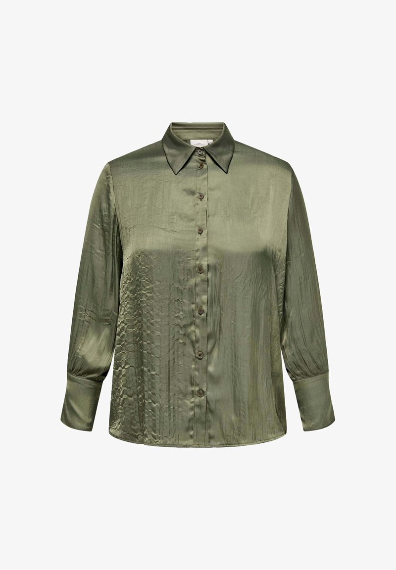 Camicia di raso verde oliva con colletto aperto, bottoni frontali e maniche lunghe a sbuffo. Il tessuto presenta un delicato motivo texturizzato.