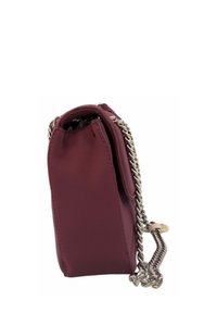 Borsa a tracolla in ecopelle bordeaux con catena argentata, forma rettangolare, superficie texture e chiusura a soffietto.