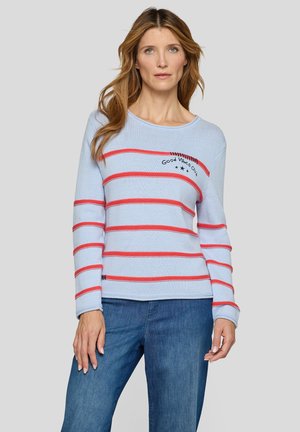 Hellblauer gestreifter Pullover mit roten horizontalen Streifen, rundem Ausschnitt und eingesticktem Text "Good Vibes Club", kombiniert mit blauen Jeans.