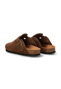 Zuecos de ante marrón con plantilla de corcho, diseño sin talón, correa ajustable con hebilla, suela texturizada y punta redondeada.