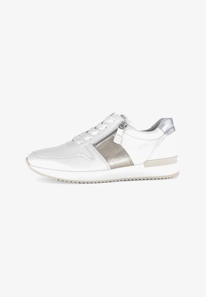 Wit sportieve schoen met een metallic zilveren accent, ronde neus, getextureerd zijpaneel, vetersluiting, zijrits en rubberen zool.