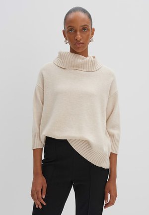 Helle beige Pullover mit hohem Rippkragen und Dreiviertelärmeln. Verfügt über einen asymmetrischen Saum und einen weichen, strukturierten Stoff.