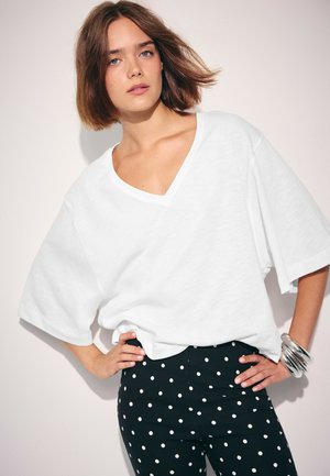 Stradivarius, V-NECK T-SHIRT - T-shirt basique - white