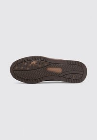 Suela de zapato de goma marrón con un patrón texturizado que incluye estrías y logotipos, diseñado para ofrecer agarre y estabilidad. Diseño limpio y sencillo.