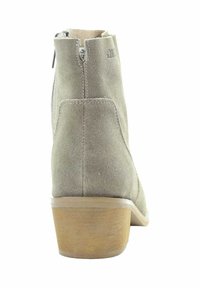 Szare zamszowe botki za kostkę z okrągłym noskiem, bocznym zamkiem błyskawicznym i średnim drewnianym obcasem. Charakteryzują się minimalnym przeszyciem, co nadaje im schludny wygląd.