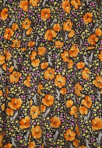 Tela negra con un patrón floral que presenta flores naranjas, amarillas y rosas. Texturizada con pliegues y detalles de hojas verdes por todo el diseño.