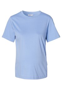 Lichtblauwe T-shirt met korte mouwen en ronde hals, voorzien van een klein wit maatlabel aan de binnenkant van de kraag, tentoongesteld op een witte achtergrond.