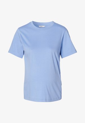 Lichtblauwe T-shirt met korte mouwen en ronde hals, voorzien van een klein wit maatlabel aan de binnenkant van de kraag, tentoongesteld op een witte achtergrond.