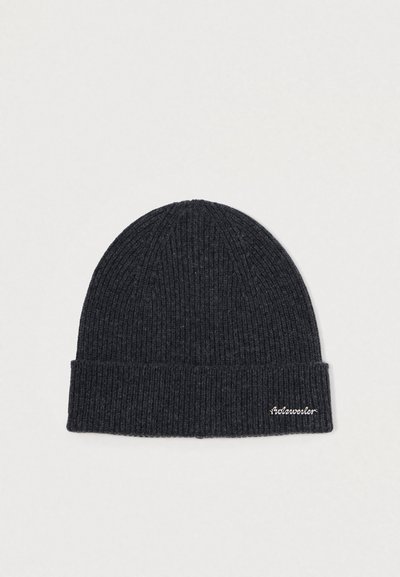Dunkelgrauer, gerippter Strickbeanie mit umgeschlagenem Bündchen und gesticktem Logodetail. Weiche Textur und eng anliegendes Design.