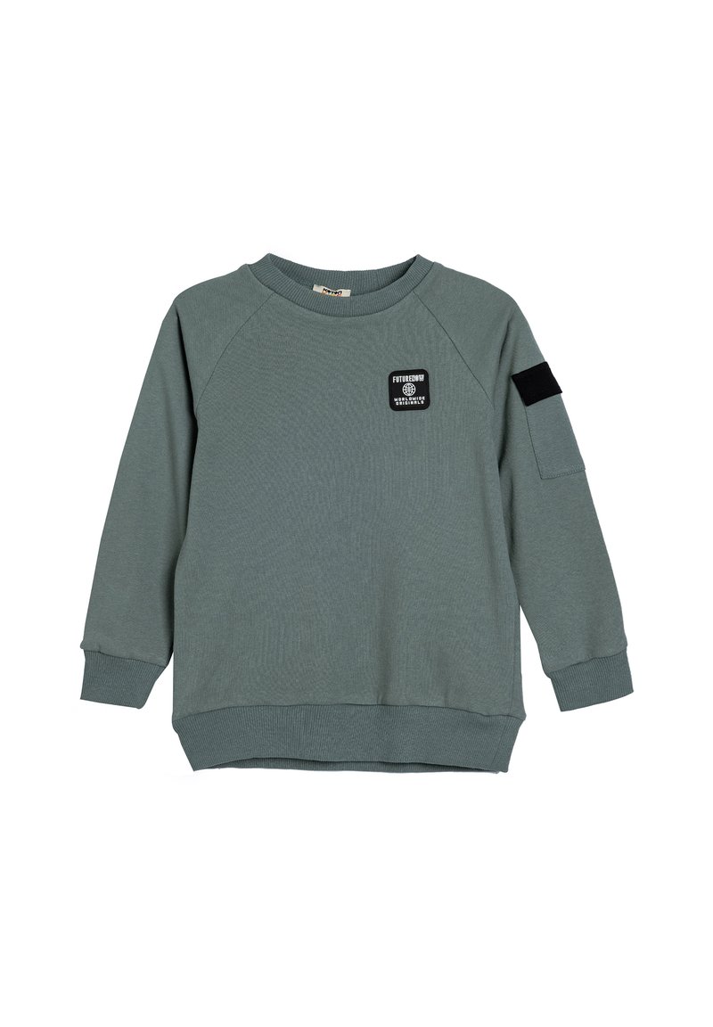 Felpa in cotone verde con collo a coste, maniche lunghe raglan e un patch con logo nero sul davanti e sulla manica. Texture morbida.