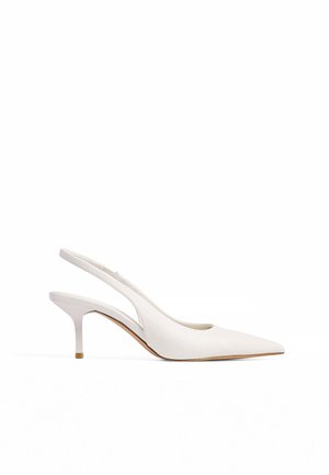 Witte slingback hakken met een spitse neus, gemaakt van soepel leer. Heeft een slanke hak en een uitsnijdingen ontwerp voor een elegante silhouet.
