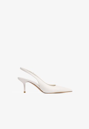 Witte slingback hakken met een spitse neus, gemaakt van soepel leer. Heeft een slanke hak en een uitsnijdingen ontwerp voor een elegante silhouet.
