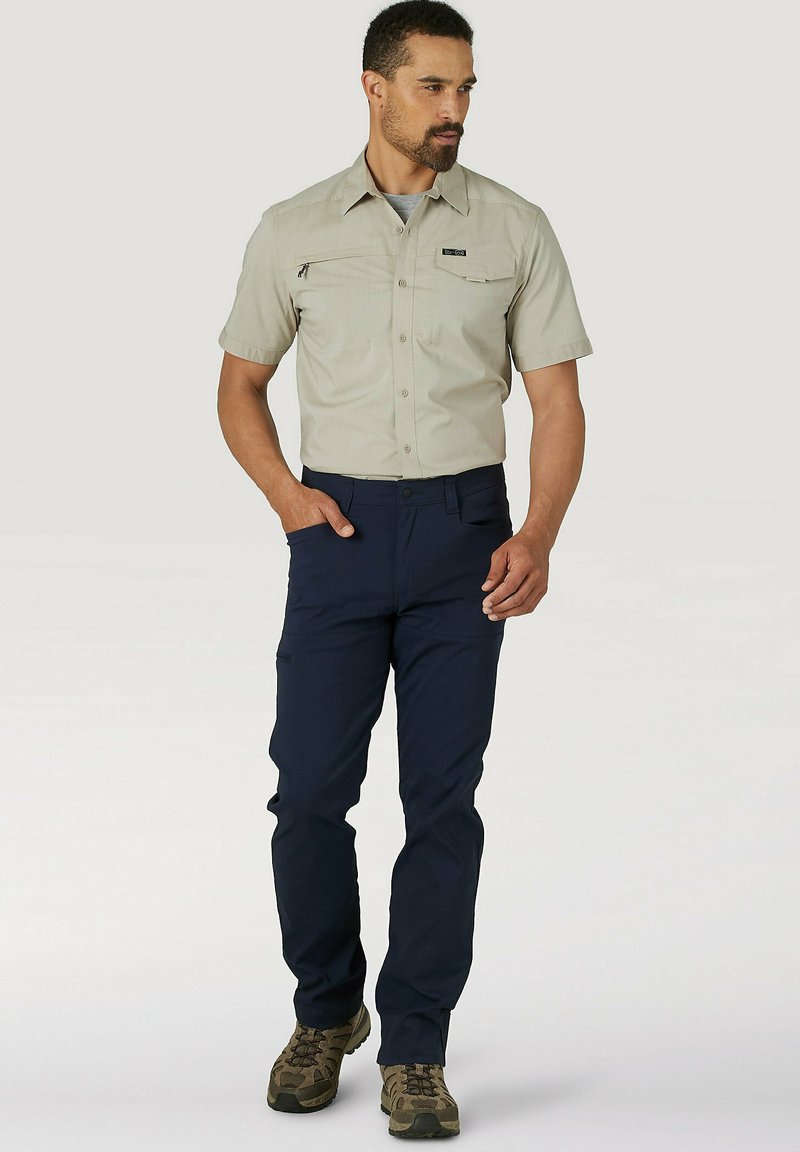 Herren Chinos | Wrangler UTILITY Stoffhose dark sapphire/dunkelblau - YE48717 Herren Chinos | Wrangler UTILITY Stoffhose dark sapphire/dunkelblau - YE48717