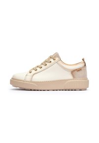 Zapatillas de cuero beige con parte superior crema, punta redonda y suela de goma texturizada; cuentan con cordones en la parte frontal y acento de gamuza en el talón.