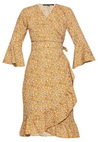 Vestido cruzado en mostaza con un patrón floral blanco. Presenta mangas acampanadas y un dobladillo con volantes. Hecho de tela ligera.