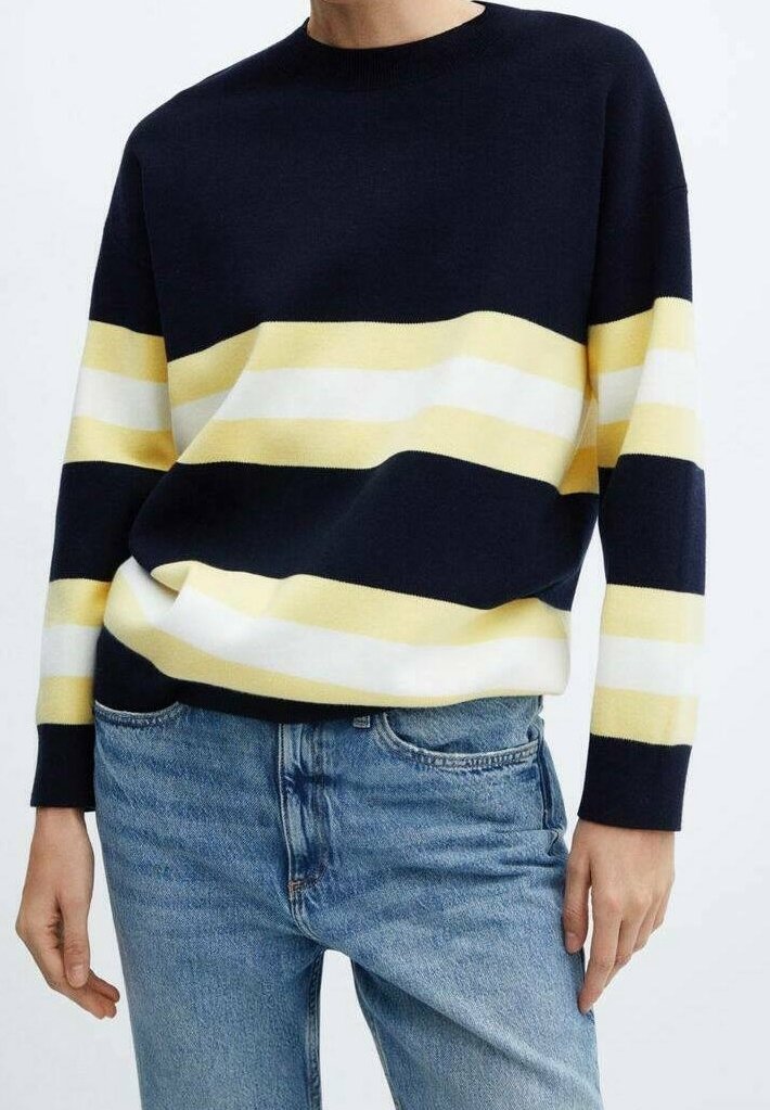 Personne portant un pull bleu marine avec des rayures horizontales jaunes et blanches, associé à un jean en denim bleu clair, montré de la nuque aux hanches.