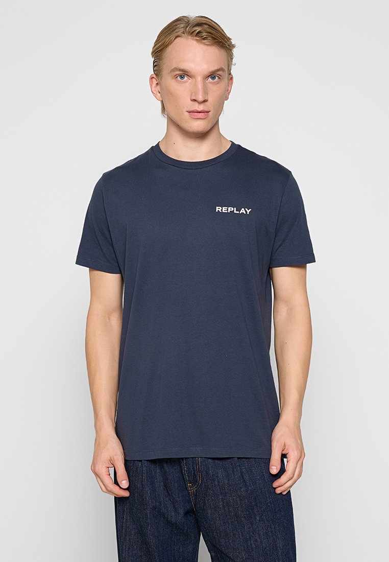 Navy katoenen t-shirt met een ronde hals en korte mouwen. Heeft een witte "REPLAY" logo op de linker borst. Standaard pasvorm.