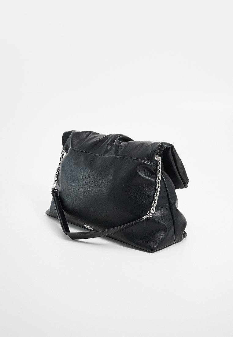 Sac à main en cuir noir au design décontracté, avec une chaîne et une bandoulière en cuir, texture lisse et rabat supérieur.