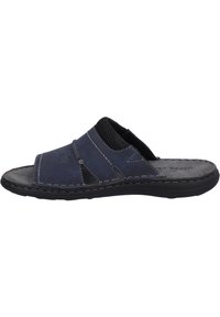 Infradito blu navy in pelle morbida con parte superiore testurizzata, punta aperta e cuciture a contrasto; presenta una suola in gomma nera flessibile.