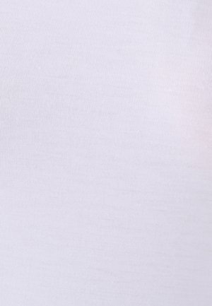 Witte katoenen stof met een gladde, gelijkmatige structuur en subtiele ribbels. Geen zichtbare patronen of accenten.