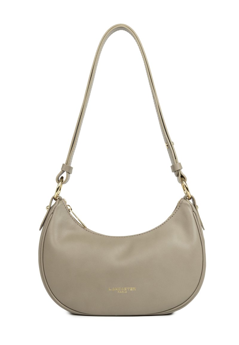 Borsa a spalla in pelle grigia chiara con forma curva, chiusura a zip, tracolla regolabile e hardware color oro. Presenta un logo goffrato.