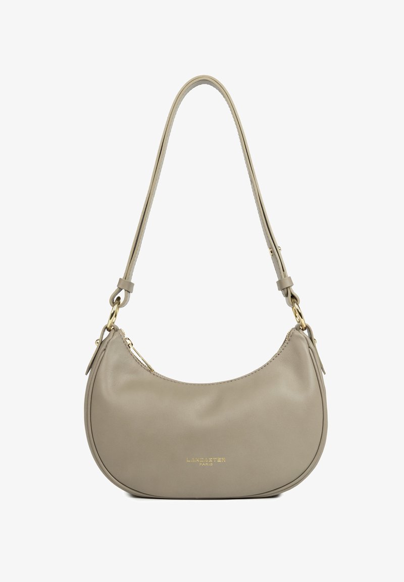 Borsa a spalla in pelle grigia chiara con forma curva, chiusura a zip, tracolla regolabile e hardware color oro. Presenta un logo goffrato.