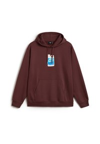 Mörkröd hoodies med huva tillverkad av mjukt tyg. Har en framficka och en grafisk etikett sydd på bröstet. Enkelt och avslappnat design.