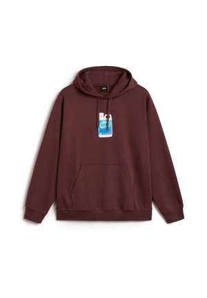 Felpa con cappuccio bordeaux realizzata in tessuto morbido. Presenta una tasca frontale e un'etichetta grafica cucita sul petto. Design semplice e casual.