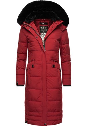 Długi, czerwony płaszcz ocieplany z kapturem wykończonym sztucznym futrem, z zapięciem na zamek, dwoma przednimi kieszeniami oraz pikowanym materiałem. Posiada czarne podszewkę wewnętrzną.