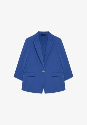 Niebieska marynarka na jeden guzik z klapami z wycięciem i dwoma przednimi kieszeniami z klapami, pokazana na płasko na białym tle.