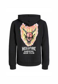Schwarzer Kapuzenpullover mit einem großen, bunten Grafik eines Schädels mit Hörnern und Flammen sowie dem Text "HELLFIRE HAWKINS HIGH CLUB."