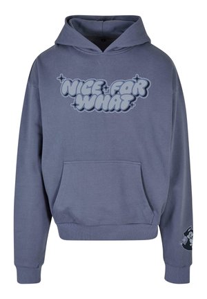 Mornarice plava dukserica s prednjim džepom. "NICE FOR WHAT" u tipografiji nalik mjehurićima na prsima. Rebrasti rubovi na rukavima i donjem dijelu; grafički detalj na rukavu.