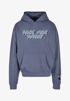 Tengerészkék kapucnis pulóver elülső zsebbel. A mellkason "NICE FOR WHAT" felirat, buborék-szerű betűtípussal. Bordás mandzsetta és alsó rész; grafikai részlet az ujjon.