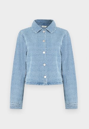 Giacca corta in denim azzurro chiaro con maniche lunghe, bottoni a pressione argentati e un delicato motivo a onde su tutto il tessuto.