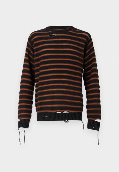 Fekete és narancssárga csíkos pulóver, bordázott textúrával, kerek nyakkivágással, megkopott részekkel és húzózsinórral az alján.