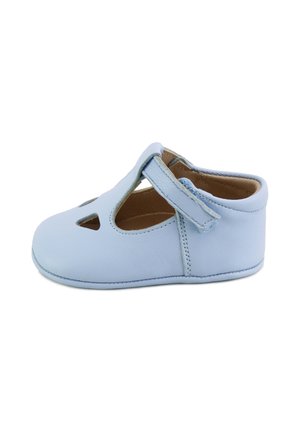 Zapato de bebé de cuero azul claro con una correa en T y detalles recortados, visto de lado sobre un fondo blanco.