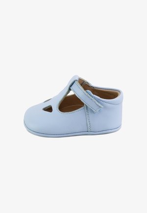 Zapato de bebé de cuero azul claro con una correa en T y detalles recortados, visto de lado sobre un fondo blanco.