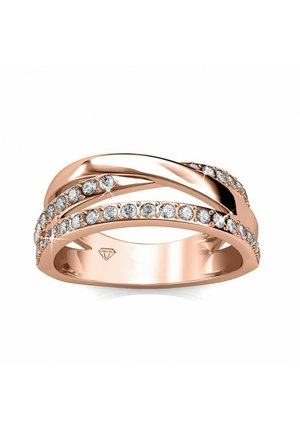 Anello in oro rosa con bande intrecciate, adornato con pietre trasparenti circolari su un lato, finitura lucida e superficie liscia.
