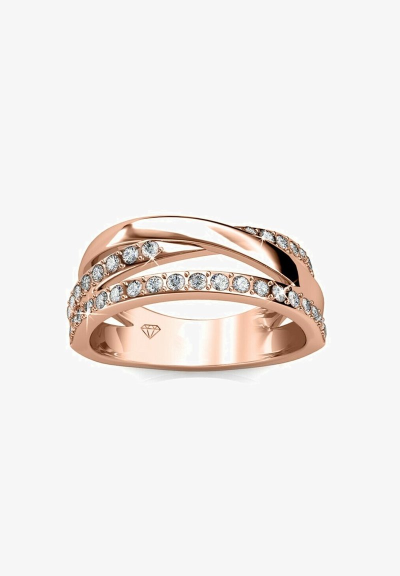 Anello in oro rosa con bande intrecciate, adornato con pietre trasparenti circolari su un lato, finitura lucida e superficie liscia.