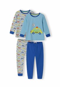 Twee sets kinderpyjama's: de ene heeft een lichtblauwe langslieben top met een taxi-afbeelding, de andere heeft grijze broek met kleurrijke autoprints.